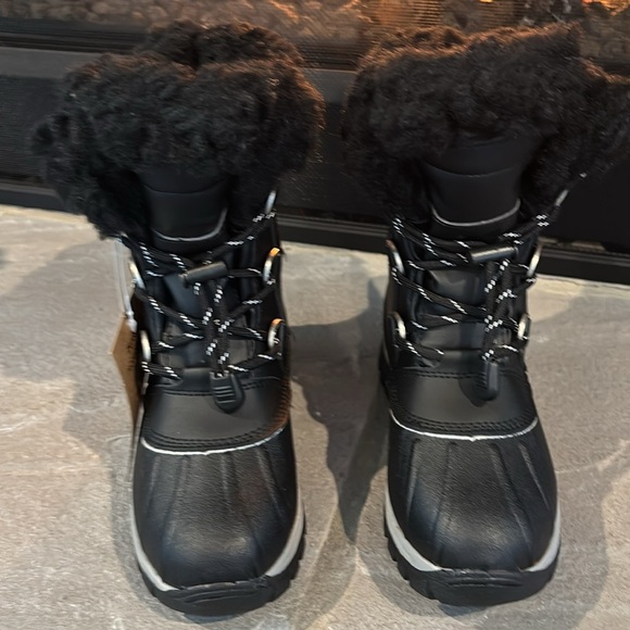 BEARPAW Kelly Youth Waterproof winter/snow boots,sheepskin lined,rugged sole - Picture 3 of 12